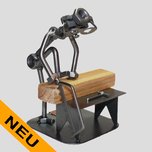 Heimwerker Tischler mit Säge