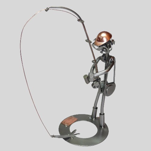 Angler stehend mit Fisch