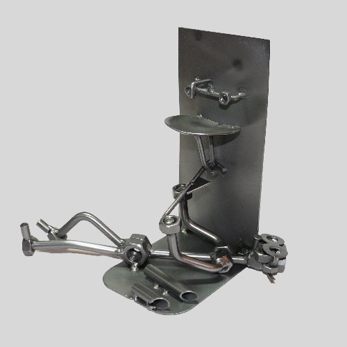 Installateur unterm Waschtisch